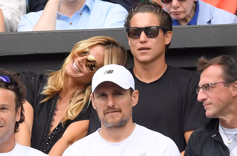 Thỉnh thoảng, người mẫu 4 con lại dựa đầu vào vai bạn trai.