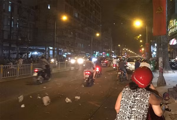 Gió lốc khiến bụi bay mù mịt. Ảnh: Dư Quốc Long.