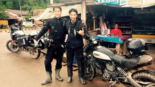 Trí Nguyễn chụp ảnh kỉ niệm cùng một phượt thủ nước bạn trên đường đi.