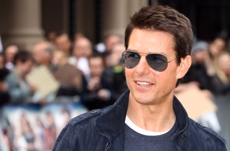 Tom Cruise làm đẹp da mặt bằng hỗn hợp phân chim sơn ca với cám gạo và nước. Theo Tom thì sau khi bôi hỗn hợp này lên rồi rửa mặt đi, anh thấy da mặt mình sáng hơn hẳn.