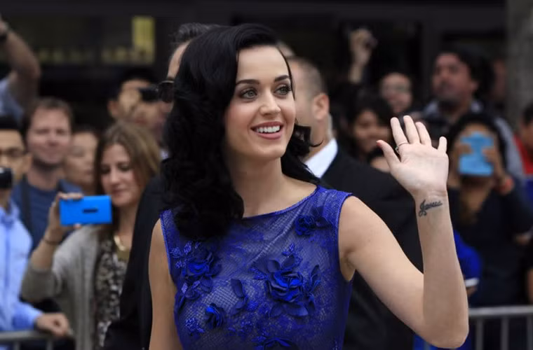 Katy Perry luôn ám ảnh về chuyện đánh răng nên đi đâu xa cô cũng mang theo 20 cái bàn chải đánh răng.
