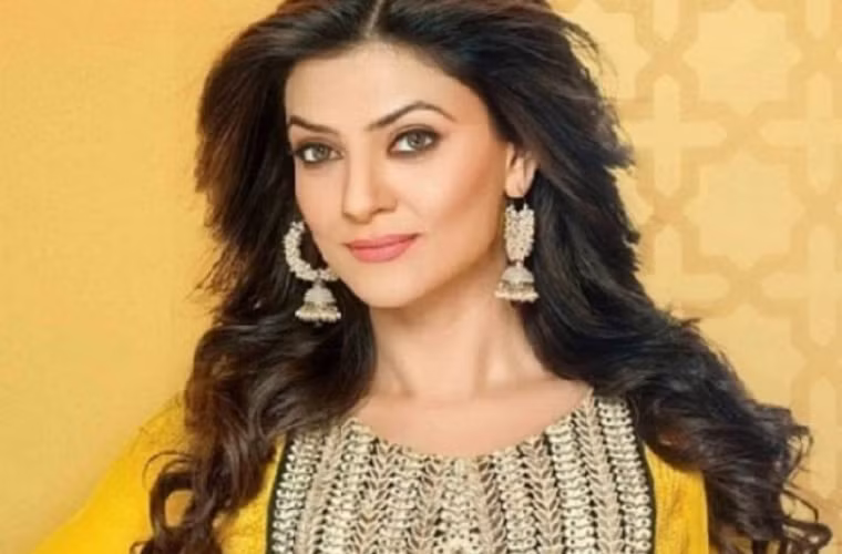 Nữ diễn viên Bollywood Sushmita Sen có thói quen tắm lộ thiên để vừa tắm vừa ngắm trăng, sao.