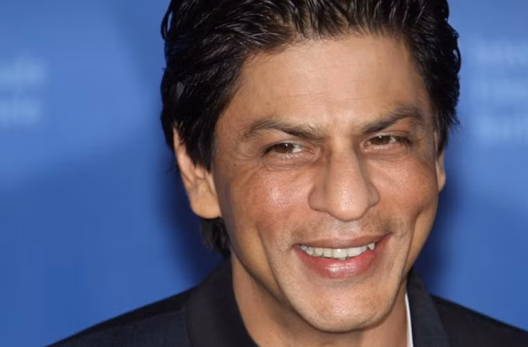 Ngôi sao Bollywood, Shah Rukh Khan không bao giờ cởi giày trừ khi lên giường. Đó là thói quen đã theo Shah từ nhỏ tới giờ.