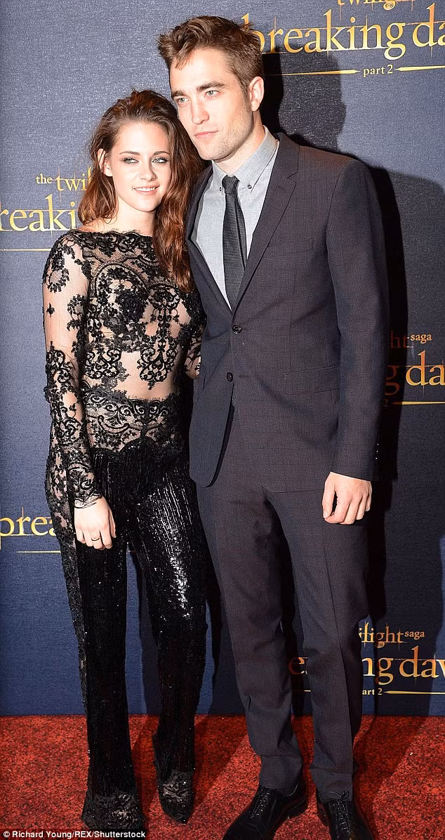 Kể từ khi nổi tiếng, cuộc sống riêng tư và những mối quan hệ tình cảm của Kristen Stewart luôn là tâm điểm chú ý của báo chí. Quan hệ của cô và bạn diễn Robert Pattinson kết thúc khi cô công khai xin lỗi vì đã lừa dối anh để lăng nhăng với đạo diễn Rupert Sanders.