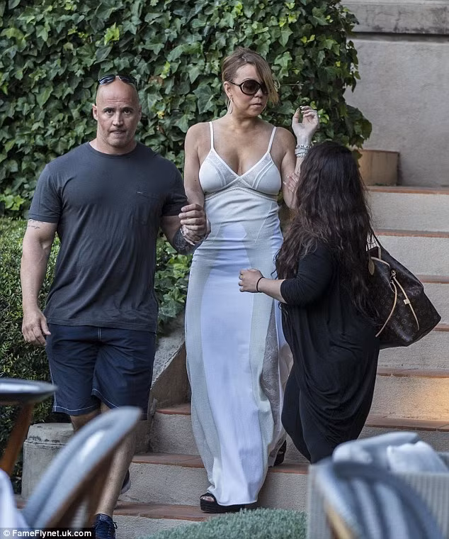 Mặc dù sở hữu chiều cao 1m75, lại thường xuyên đi giày cao gót, nhưng do thân hình nữ diva không thon gọn nên trông cô lúc nào cũng thấp, đậm.