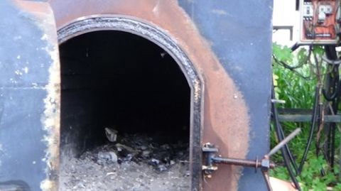 Lò xử lý heo chết đã bị hỏng của Công ty TNHH Nông sản Việt Phước. (Ảnh: Tiền Phong)