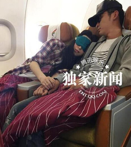 Phạm Băng Băng dựa vào vai Lý Thần ngủ gục trên máy bay.