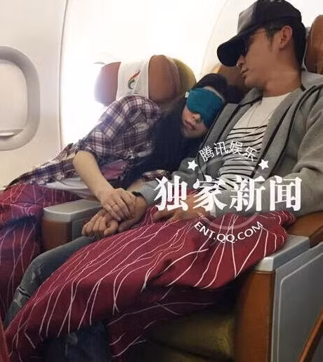 Phạm Băng Băng dựa vào vai Lý Thần ngủ gục trên máy bay.