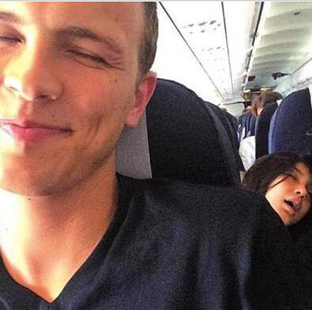 Angelababy bị chụp trộm khi ngủ gục trên máy bay và miệng há ra để thở.