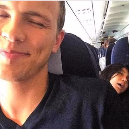 Angelababy bị chụp trộm khi ngủ gục trên máy bay và miệng há ra để thở.