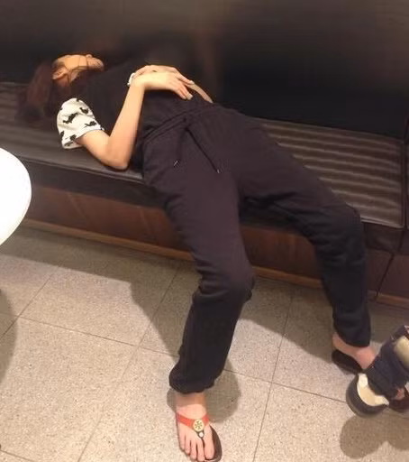 Nữ diễn viên xứ Hàn Yoon Seung-ah với tư thế ngủ khó hiểu.