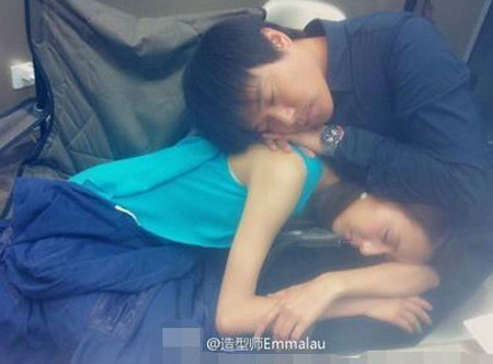 Trần Tư Thành và Đồng Lệ Á dựa vào nhau ngủ say sưa.