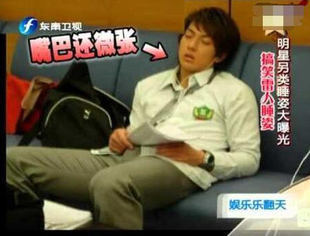 Ngô Tôn ngủ trong tư thế ngồi và tay vẫn lăm lăm tờ giấy.