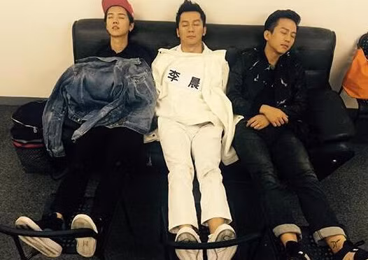 Lộc Hàm, Lý Thần và Đặng Siêu tranh thủ chợp mắt trên ghế sau nhiều giờ ghi hình vất vả.