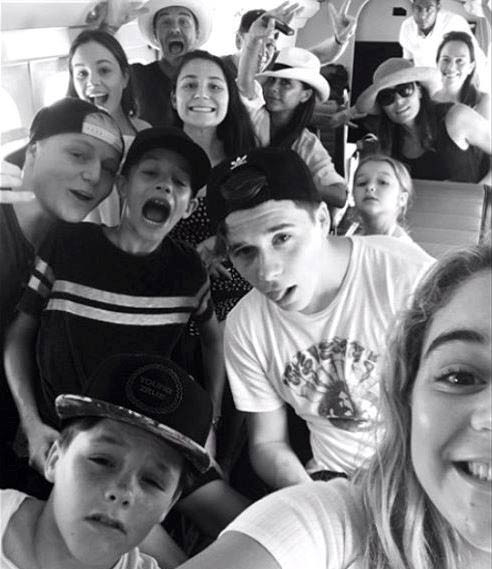 Gia đình Beckham cùng Gordon Ramsay vui vẻ "tự sướng" trên phi cơ riêng. Ảnh: Instagram NV.