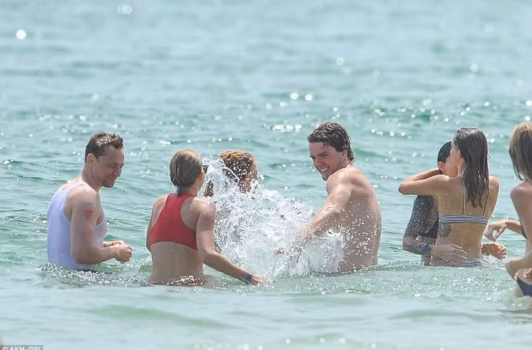 Tuy nhiên, khác với những kỳ nghỉ trước chỉ có hai người, lần này, Tom và Taylor đi nghỉ cùng với các bạn bè thân, toàn là các ngôi sao hạng A Hollywood.