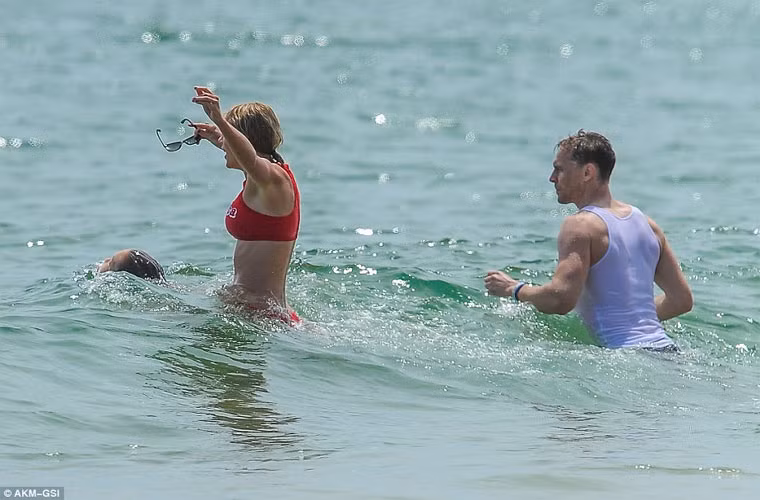 Lúc nào Tom cũng bám sát Taylor.