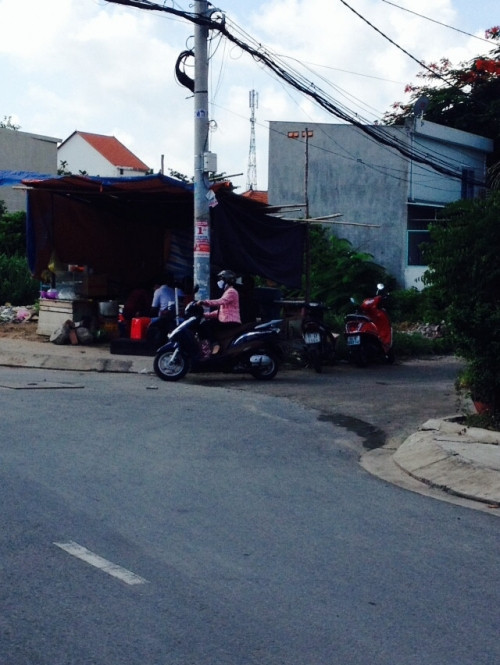 Người dân bàn tán về chuyện đau lòng của hai mẹ con chị L.