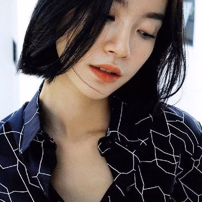 Jularat là mẫu ảnh nổi tiếng của Thái Lan, sở hữu một vẻ đẹp lạ, thu hút người nhìn.