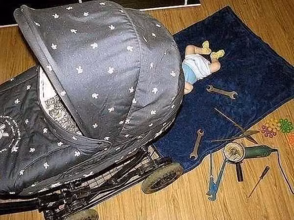 Chưa đi được nhưng đã biết tự sửa xe.