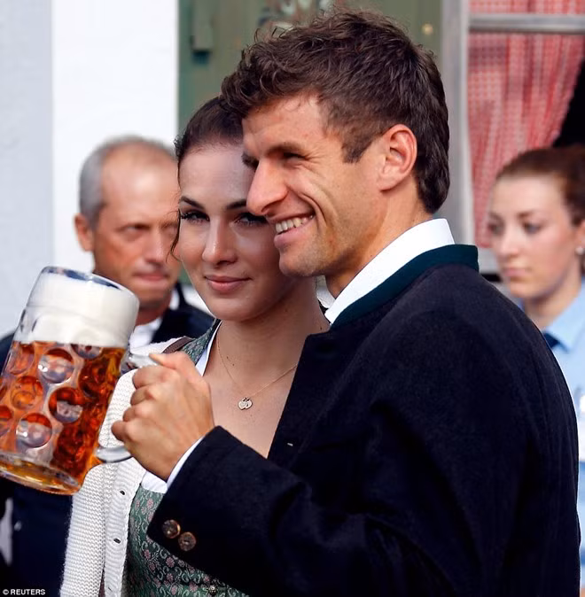 Thomas Muller cười rạng rỡ bên cô vợ Lisa xinh đẹp.