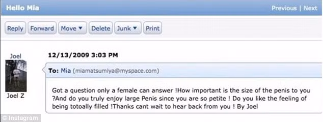 Mia thường xuyên nhận các tin nhắn gạ gẫm thô thiển. "Tôi chưa từng hẹn hò (nghĩa là quan hệ) với một cô gái gốc Á và đang rất băn khoăn không biết có thể đưa em đi hẹn hò... Em có thể giúp tôi mất gin và có được quyền khoe khoang lâu dài vì điều đó", một tin nhắn viết.