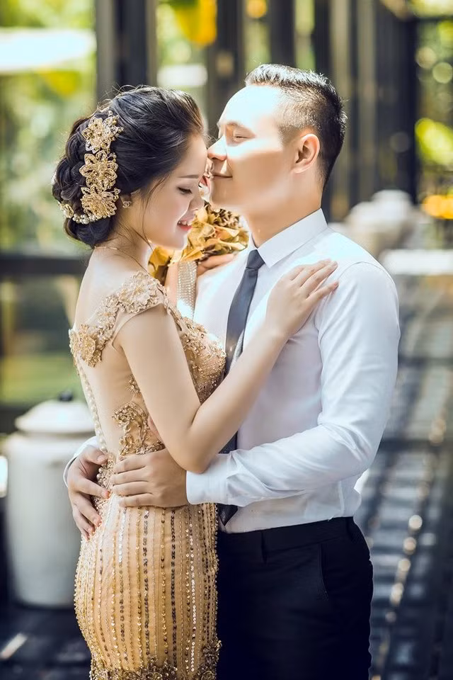 “Mình nghĩ vợ chồng sống với nhau không phải lúc nào cũng êm đềm, hòa thuận được. Mỗi người một tính cách, một quan niệm sống khác nhau nên không thể tránh khỏi những mâu thuẫn. Tuy nhiên, người phụ nữ chính là người nắm giữ chìa khóa hạnh phúc của gia đình, vì thế nên đòi hỏi mình phải luôn khéo léo để giữ lửa cho tổ ấm”, Hồng Nhung chia sẻ.