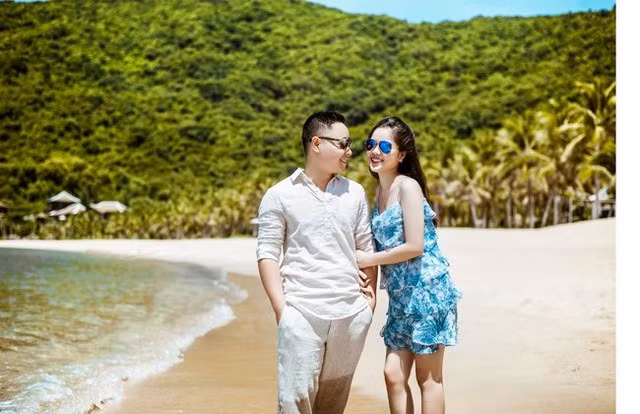 Chia sẻ về một nửa của mình, Hồng Nhung cho hay, chồng cô tên là Trần Anh Đức đang công tác tại Sở kế hoạch và đầu tư TP. Hà Nội