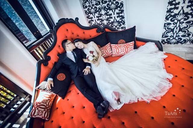 Dù cách nhau hơn 10 tuổi nhưng giữa hai vợ chồng luôn tìm được tiếng nói chung.