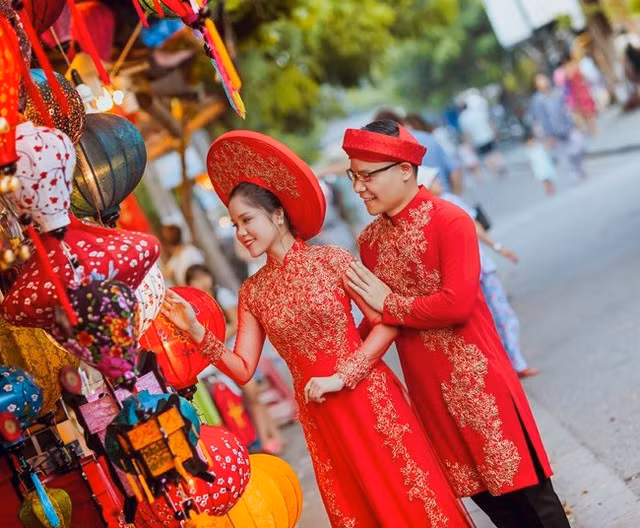 Bộ ảnh cưới được chụp tại hai thành phố lớn Hà Nội và Đà Nẵng.