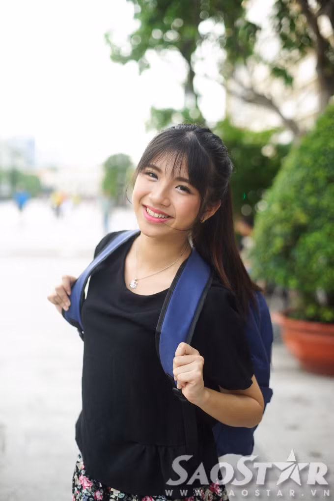 Khi câu chuyện được lan truyền, một số bạn bè đã trêu chọc, thậm chí còn chia sẻ những lời nói khiếm nhã về cô bé trên mạng xã hội. “Bạn bè trong lớp chọc mình là khác người nhưng mình không hề thấy mặc cảm và cũng chưa bao giờ kể chuyện này cho bố mẹ biết vì sợ bố mẹ buồn. Năm cấp 1 tôi đã lao vào đánh một đứa cùng lớp vì bạn ấy hay trêu chọc bằng những lời khiếm nhã nhưng nay mình đã suy nghĩ khác. Thy muốn cố gắng và chứng tỏ bản thân bằng thành tích học tập và các giải thưởng lớn”, Thy chia sẻ.