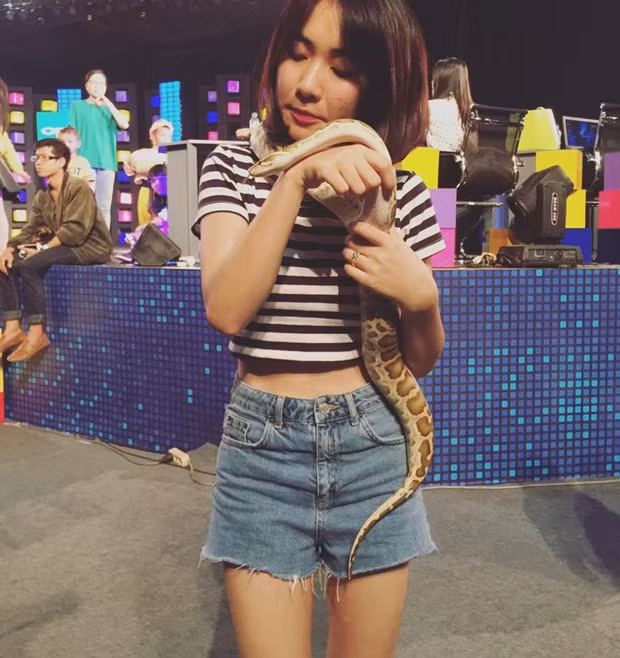 Ngoài ra, Hòa Minzy được biết đến với hình ảnh trẻ trung năng động và rất xì tin.