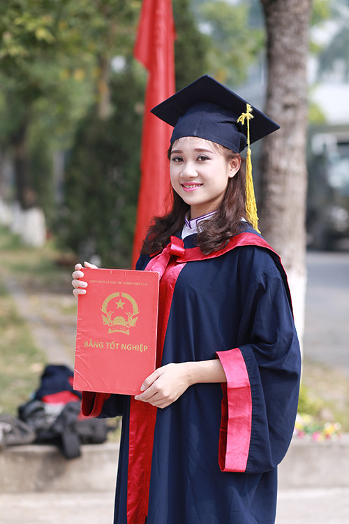 Nữ sinh Cảnh sát xinh xắn trong bộ áo cử nhân.