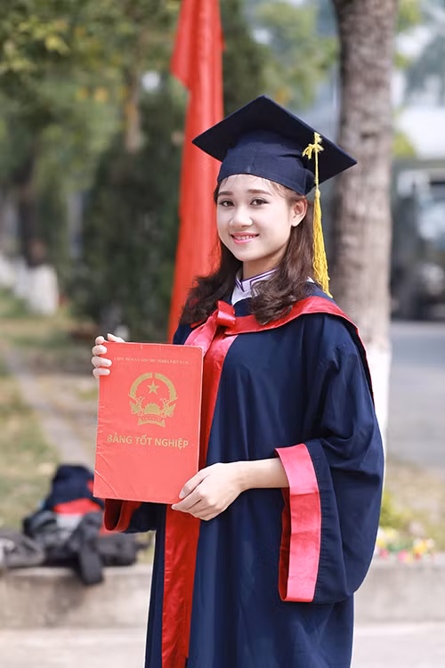 Nữ sinh Cảnh sát xinh xắn trong bộ áo cử nhân.