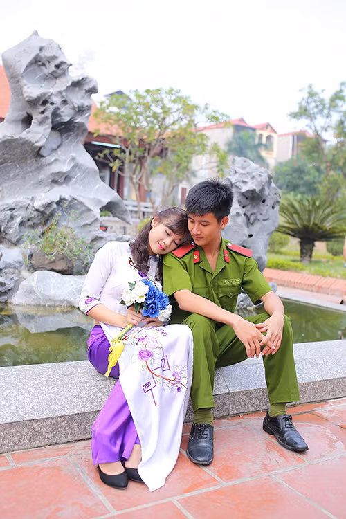 Giây phút lãng mạn cũng được các bạn sinh viên cho vào bộ ảnh kỷ yếu.