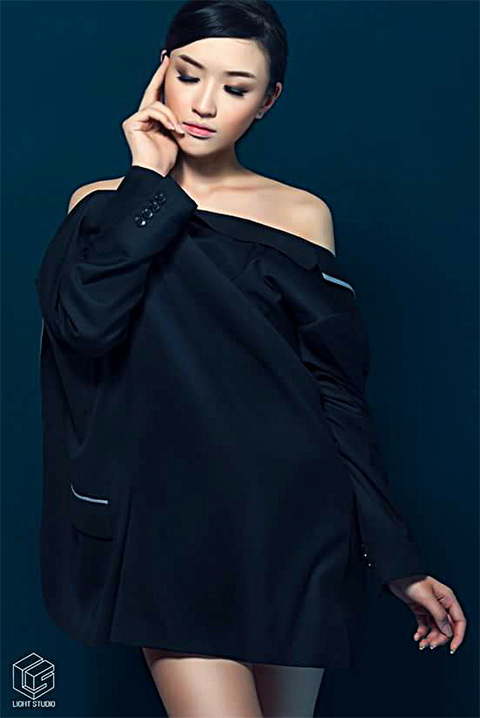 Màu sắc cô bạn yêu thích là đen và trắng. Tuy nhiên, cô bạn tự nhận là người làm nhanh, hay đổ bể, vụng về.