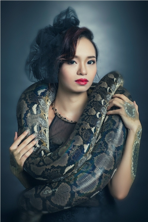 Ai nấy đều cảm thấy ngưỡng mộ và xuýt xoa với sự can đảm, dũng cảm của cô gái này – bởi không phải ai cũng dám cầm con trăn và quấn quýt bên người.