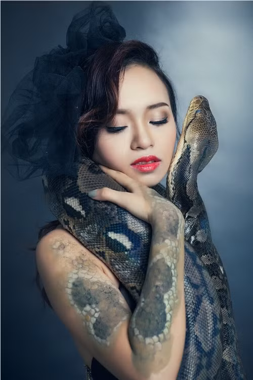 Nhanh chóng danh tính của cô gái xinh đẹp này được dân mạng tìm kiếm.