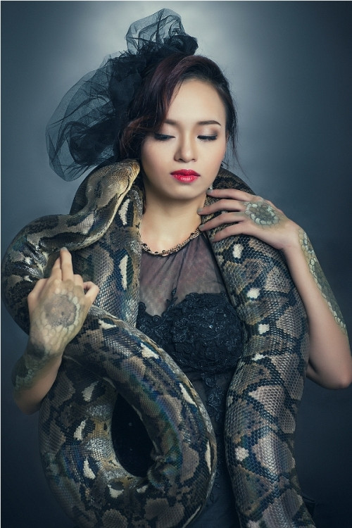 Trong bộ ảnh mới của mình, Trần Bích Ngọc khiến người xem phải “đứng tim” khi cô tạo dáng với chú trăn “không hề nhỏ nhắn” chút nào.