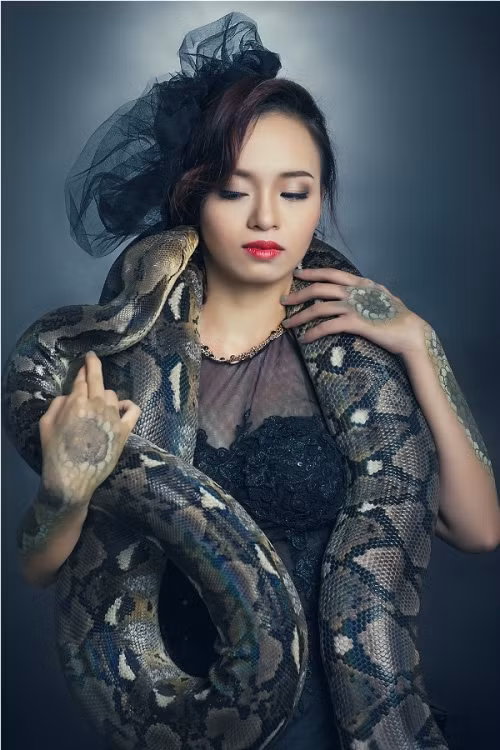 Trong bộ ảnh mới của mình, Trần Bích Ngọc khiến người xem phải “đứng tim” khi cô tạo dáng với chú trăn “không hề nhỏ nhắn” chút nào.