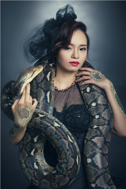 Theo lời chia sẻ được biết, cô gái xinh đẹp này có tên Trần Bích Ngọc từng là Á khoa đầu vào và thủ khoa đầu ra khoa Thiết kế mỹ thuật (ĐH Sân khấu Điện ảnh Hà Nội).