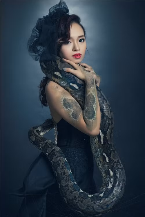 Mới đây, trên mạng xã hội vừa đăng tải một số hình ảnh của “thiếu nữ tạo dáng bên trăn” nhận được rất nhiều sự chú ý của cộng đồng mạng.