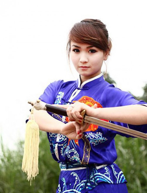  3. Hoa khôi wushu Mai Phương. Mai Phương bén duyên với wushu lúc mới 4 tuổi và sau khi đổ bao mồ hôi và nước mắt luyện tập, cô đã trở thành một trong những “mỏ huy chương” của thể thao Việt Nam. Sinh năm 1990, Mai Phương đã mang về cho Thể thao Việt Nam nhiều thành tích đáng nể: HCĐ Olympic 2008 ở nội dung kiếm thuật, ĐH võ thuật thế giới (2006), Giải Châu Á trẻ (2003, 2005, 2007), Đại Hội TT toàn quốc (bắt đầu từ năm 2003, cứ thi là đoạt HCV), ĐH Võ thuật truyền thống thế giới (2007), Asian Indoor Games 3 (2009), World Games (2009).