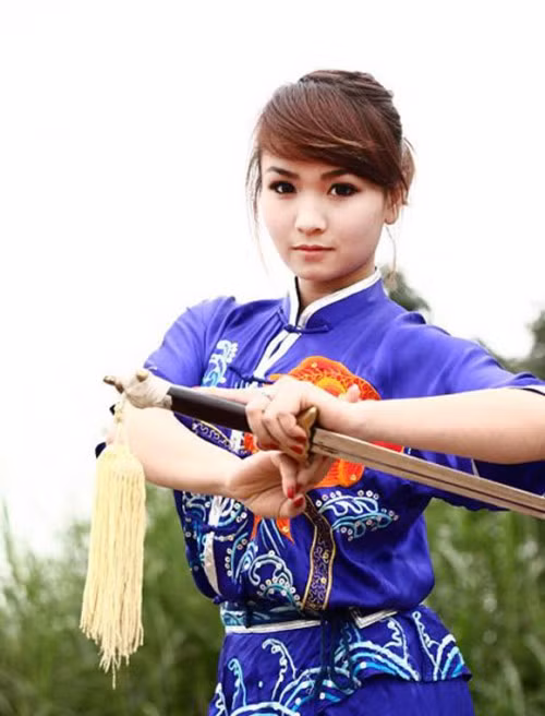  3. Hoa khôi wushu Mai Phương. Mai Phương bén duyên với wushu lúc mới 4 tuổi và sau khi đổ bao mồ hôi và nước mắt luyện tập, cô đã trở thành một trong những “mỏ huy chương” của thể thao Việt Nam. Sinh năm 1990, Mai Phương đã mang về cho Thể thao Việt Nam nhiều thành tích đáng nể: HCĐ Olympic 2008 ở nội dung kiếm thuật, ĐH võ thuật thế giới (2006), Giải Châu Á trẻ (2003, 2005, 2007), Đại Hội TT toàn quốc (bắt đầu từ năm 2003, cứ thi là đoạt HCV), ĐH Võ thuật truyền thống thế giới (2007), Asian Indoor Games 3 (2009), World Games (2009).