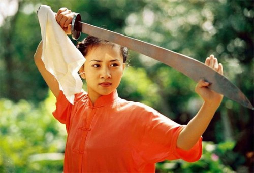  2. Nữ hoàng wushu Thúy Hiền. Thúy Hiền là cái tên quá quen thuộc trong làng wushu Việt Nam. Cô được mệnh danh là nữ hoàng wushu bởi khuôn mặt khả ái cùng với những thành tích vàng cho thể thao Việt Nam. Năm 1993, cái tên Nguyễn Thúy Hiền đi vào lịch sử thể thao Việt Nam. Tại giải vô địch thế giới tổ chức tại Malaysia, Nguyễn Thúy Hiền mới 14 tuổi đã được chọn vào thành phần đội tuyển Việt Nam thi đấu ở nội dung taolu (biểu diễn).