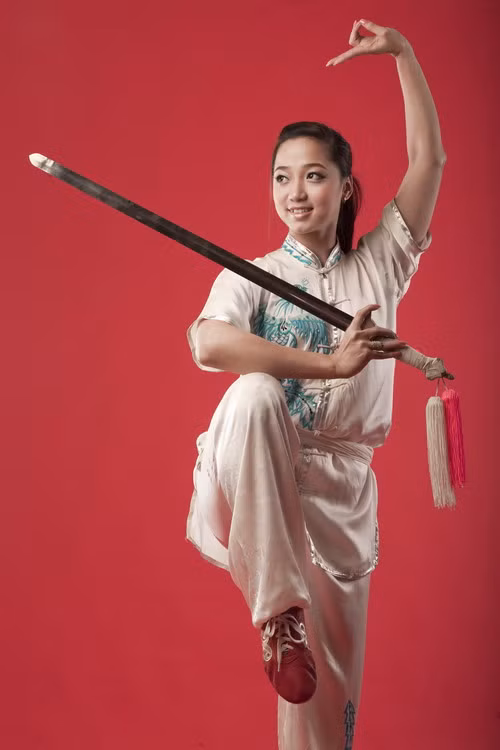  5. Người đẹp wushu Thùy Linh. Thùy Linh là con nhà nòi trong số các VĐV wushu. Linh là con gái của cựu VĐV Phương Lan. Ngay từ khi còn bé, cô nàng sinh năm 1990 này đã phải trải qua thời khóa biểu luyện tập vô cùng khắc nghiệt, thường xuyên phải tập luyện xa nhà. Thùy Linh mang lại vô số các danh hiệu cho thể thao Việt Nam: nhà vô địch Wushu châu Á năm 2008, á quân thế giới 2007. Cô là một trong những nữ VĐV xuất sắc của thể thao Việt Nam. Tiếc là sự nghiệp của Linh sớm phải dừng lại sau khi dính chấn thương nặng năm 2010.