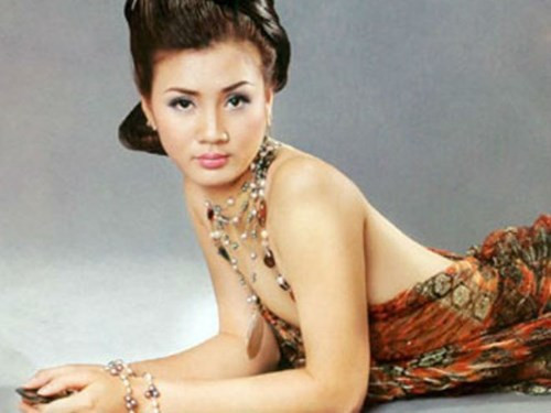 Gương mặt vóc dáng không thua bất cứ chân dài nào trên sàn catwalk, Kim Huệ luôn luôn được nhận danh hiệu Hoa Khôi ở các giải bóng chuyền mà mình tham gia. Tài năng của Kim Huệ thì không cần phải bàn cãi, Kim Huệ đã mang về không ít vinh quang cho đội tuyển bóng chuyền Việt Nam cũng như đội tuyển Bộ Tư Lệnh Thông tin, nơi mà chị gắn bó từ ngày đầu tiên bước vào nghề.