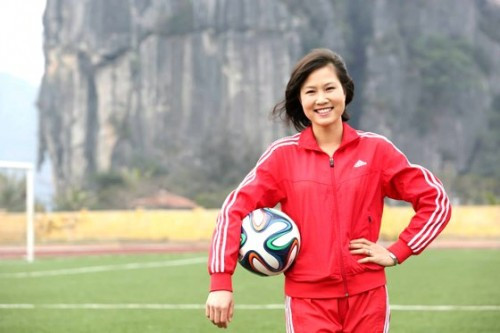  8. Hoa khôi bóng đá Ngọc Châm. Ngọc Châm được mệnh danh là sát thủ ghi bàn trên sân cỏ nhưng ngoài đời, cô lại rất dịu dàng, nữ tính với khuôn mặt xinh xắn, trắng trẻo. Ngọc Châm lọt vào “mắt xanh”của các nhà tuyển trạch từ năm 1999 và được sát cánh cùng đàn chị Hiền Lương, Thúy Nga, Nguyễn Thị Hà, Phùng Thị Minh Nguyệt thi đấu giải VĐQG năm 2001.