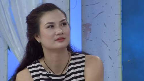 Nhiều người vẫn tưởng với khuôn mặt khả ái, chiều cao như người mẫu, sau khi tạm biệt bóng chuyền nàng hoa khôi của thể thao VN sẽ chuyển sang làm người mẫu. Nhưng niềm đam mê bóng chuyền đã ăn sâu vào máu thịt Kim Huệ, cô vẫn gắn bó mình với quả bóng chuyền. Dù ở cương vị một VĐV hay HLV, chị vẫn luôn tỏa sáng, vẫn luôn có chỗ đứng trong lòng người hâm mộ.