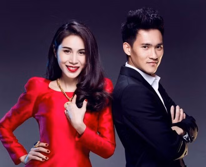 Công Vinh - Thủy Tiên chính là cặp đôi cầu thủ - showbiz đẹp nhất trong làng giải trí Việt hiện nay. Công Vinh là đội trưởng ĐTQG, còn Thủy Tiên là một ca sĩ có tiếng trong làng showbiz. Hai người cưới nhau năm ngoái sau khi đã có 1 con gái chung. Thực ra thì trước khi đến với Thủy Tiên, Công Vinh từng bị đồn qua lại với nữ ca sĩ Pha Lê.